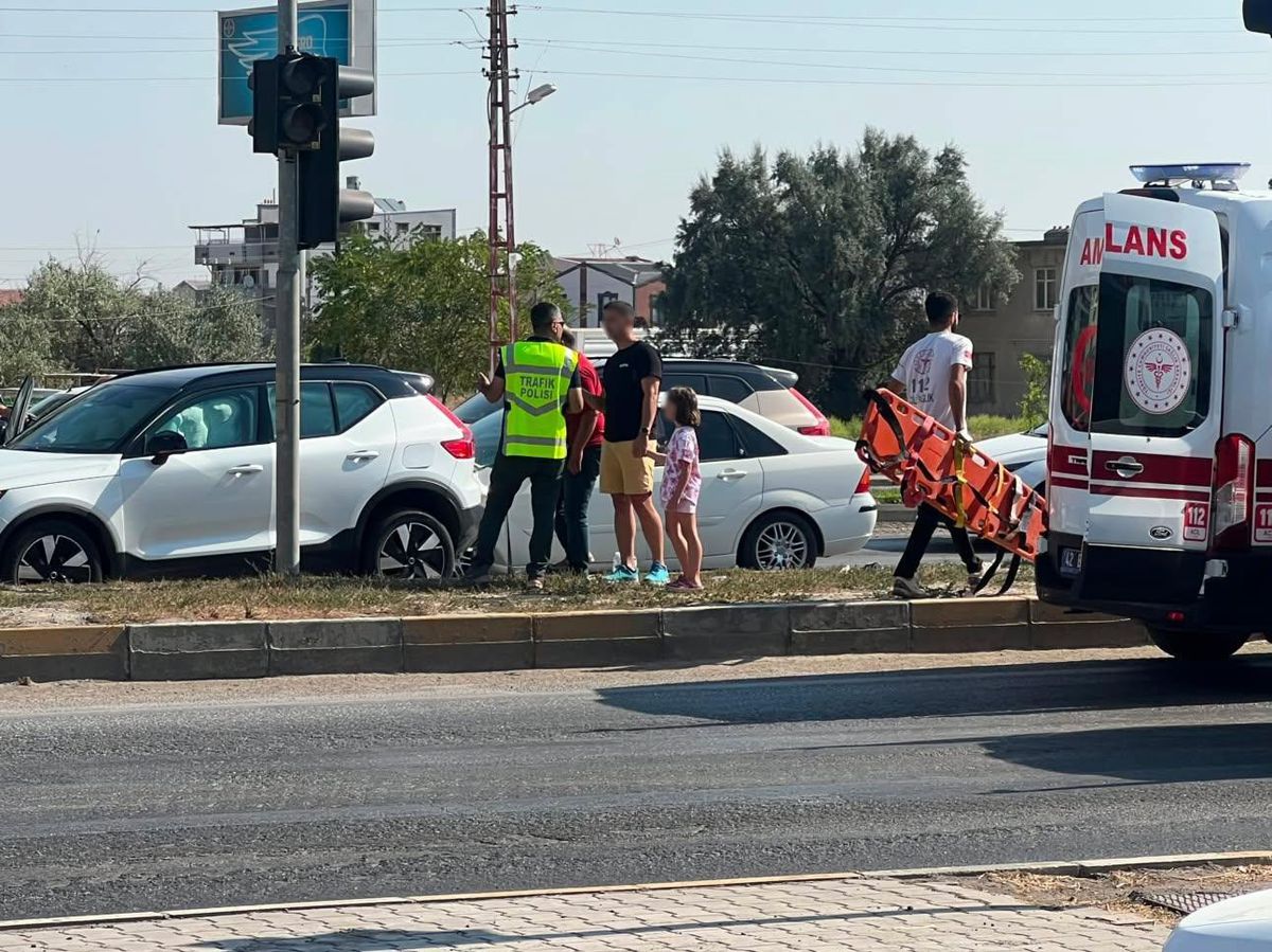 Karapınar’da Kırmızı Işıkta Feci Kaza: 2 Yaralı var!